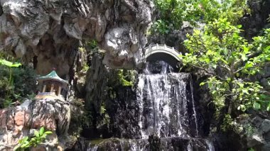 Kayalar arasında köprüsü olan dekoratif çeşme