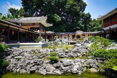 Çadırda küçük bir taş gölet var.                               