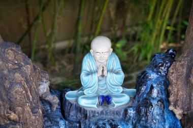 Bahçedeki bir keşişin kil figürü.                               