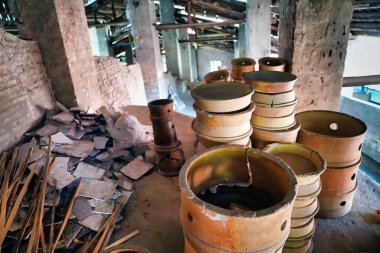 Ocağın yanında kil kaplar kırılmış.                               