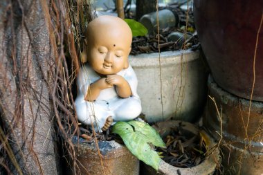 Bahçedeki kil bir Buda 'nın küçük heykeli                               