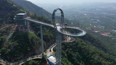 Çin 'deki Huangtengxia' nın cam köprüsü, aynı zamanda 