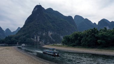 Yangshuo Çin civarındaki Karst tepeleri, Xingping Balıkçılık Köyü, Li Nehri
