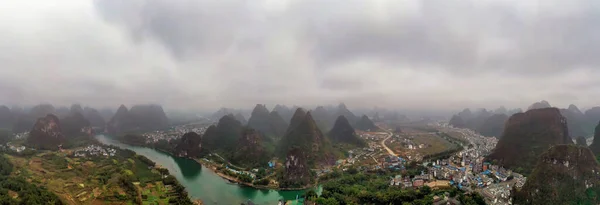 中国杨树县玉龙江上的岩溶山 — 图库照片