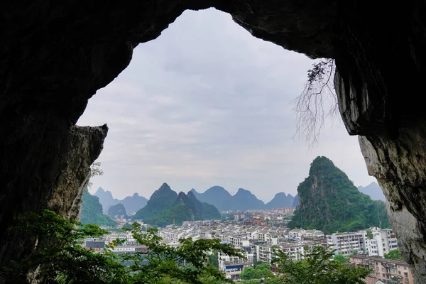 Caverna Karst Com Vista Colina Yangshuo County China — Fotografia de Stock