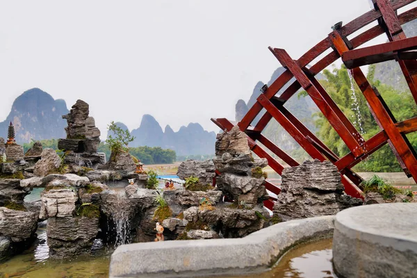 Dekorativní Fontána Vodní Mlýn Xingping Rybářské Vesnice Yangshuo County — Stock fotografie