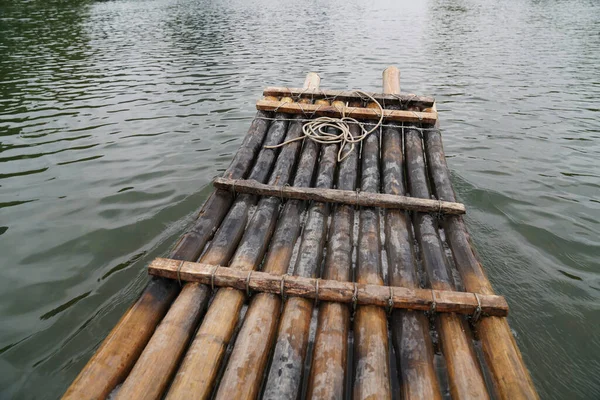 Giro Barca Bambù Tra Colline Carsiche Sul Fiume Yulong Yangshuo — Foto Stock