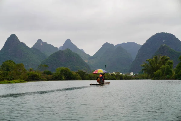 Човен Бамбука Пливе Річці Юлунг Яншуо Китай — стокове фото