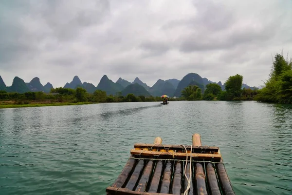 Бамбуковий Човен Карстових Пагорбах Річці Юлунг Китай — стокове фото