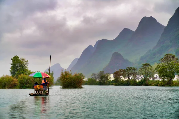 Yangshuo Çin Deki Yulong Nehri Nde Bambu Tekne Gezisi — Stok fotoğraf