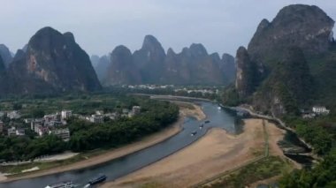 Yangshuo Çin civarındaki Karst tepeleri, Xingping Balıkçılık Köyü, Li Nehri manzaralı.