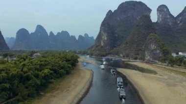 Yangshuo Çin civarındaki Karst tepeleri, Xingping Balıkçılık Köyü, Li Nehri manzaralı.