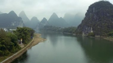 Yangshuo Çin civarındaki Karst tepeleri, Xingping Balıkçılık Köyü, Li Nehri