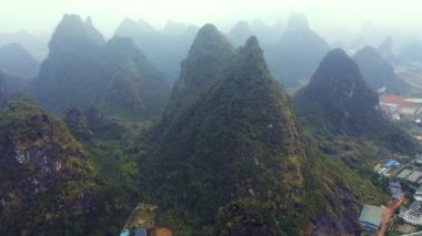 Yangshuo Çin civarındaki Karst tepeleri, Xingping Balıkçılık Köyü, Li Nehri