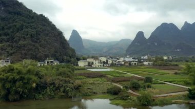 Yulong nehri, Yangshuo Çin 'deki karst tepelerinin arasında yürüyoruz.