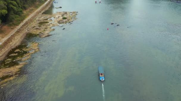 Spaziergang Entlang Des Flusses Zwischen Den Karsthügeln Der Nähe Von — Stockvideo