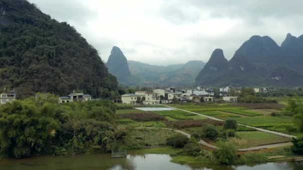 Camminare Tra Colline Carsiche Sul Fiume Yulong Yangshuo Cina — Video Stock