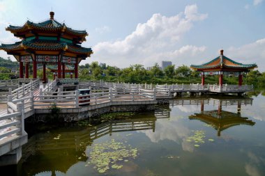 Guangdong 'un Zhaoqing şehrindeki 7 yıldızlı mağara parkı, Star Lake ve Seven Peaks' in merkezleri.  