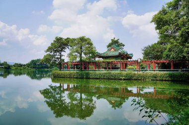 Guangdong Eyaleti 'nin Zhaoqing şehrindeki 7 yıldızlı mağara parkındaki göl ve 7 tepe çevresindeki pagodalar.                               