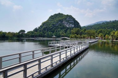 Guangdong 'un Zhaoqing şehrindeki 7 yıldızlı mağara parkı, Star Lake ve Seven Peaks' in merkezleri.  