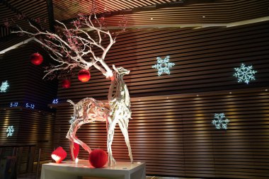 Tahtadan yapılmış bir geyiğin dekoratif heykeli