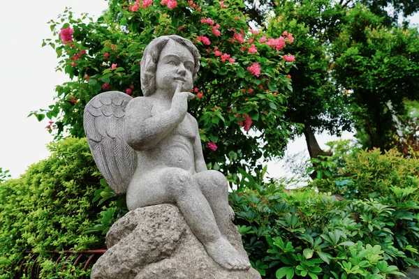 花园里一个天使的大理石雕像 — 图库照片