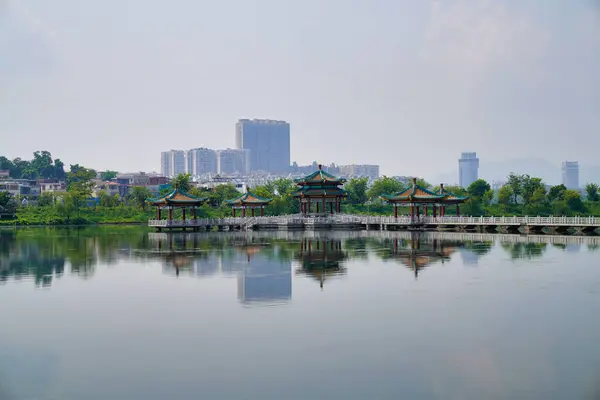 广东省肇庆市七星洞景公园以星湖和七峰为中心 — 图库照片