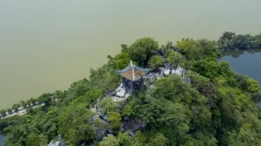 Guangdong 'un Zhaoqing şehrindeki Yedi Yıldız Kayalık Parkı (Qixing Yan)