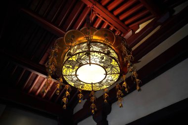 Parkta geleneksel Çin feneri