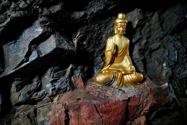Statue Bouddha Doré Dans Grotte — Photo