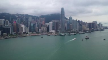 Hong Kong Merkez İş Bölgesi, Orta ve Batı bölgelerinde, Hong Kong Adası 'nın kuzey kıyısında, Tsim Sha Tsui' nin Victoria Limanı 'nın karşısında yer alır.