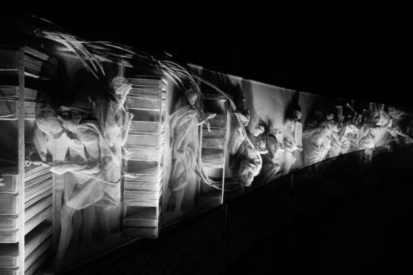 クラスノダール ガリツコ公園内のプラスチックメッシュ 人工環境 で構成されたマルチフィギュア浅浮彫り — ストック写真