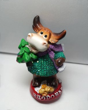 Ringa kemikli küçük bir boğa heykeli.