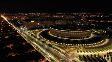 Krasnodar şehrinin gece parkının tepesinden görüntü. Galitskogo Parkı