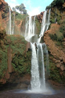 Atlas Fas 'taki muhteşem Ouzoud şelalesi.