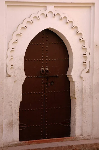 モロッコの伝統的で職人的なドア — ストック写真