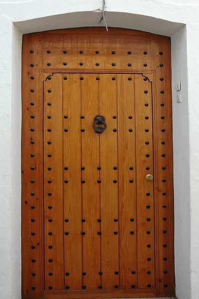 モロッコの伝統的で職人的なドア — ストック写真