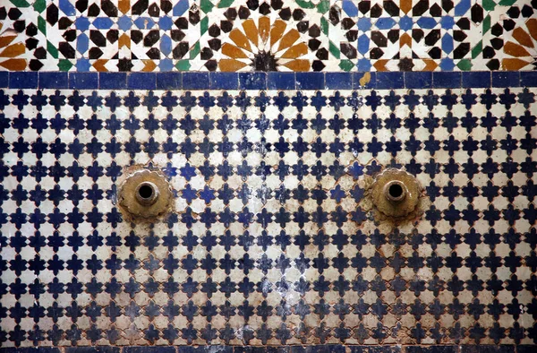 Прекрасный Фонтан Ручной Работы Марокко — стоковое фото