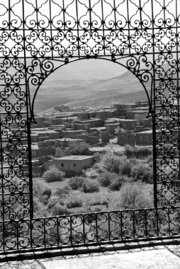 Fas 'taki Kasbah' ın içi siyah beyaz.