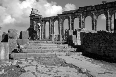 Fas 'taki Volubilis Arkeolojik Alanı siyah beyaz
