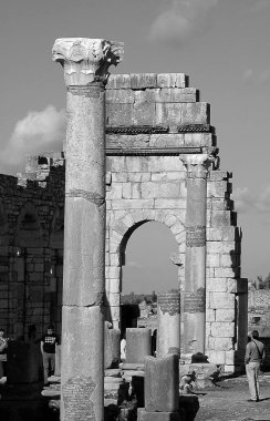 Fas 'taki Volubilis Arkeolojik Alanı siyah beyaz