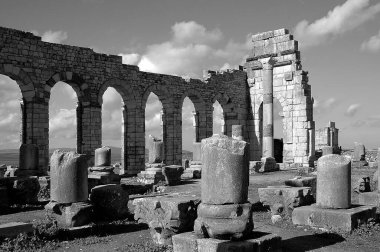 Fas 'taki Volubilis Arkeolojik Alanı siyah beyaz