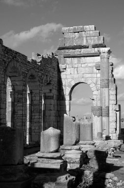 Fas 'taki Volubilis Arkeolojik Alanı siyah beyaz
