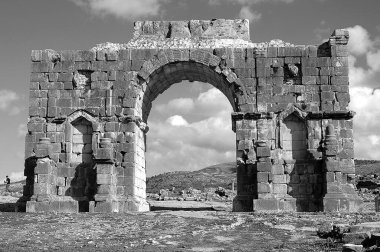Fas 'taki Volubilis Arkeolojik Alanı siyah beyaz
