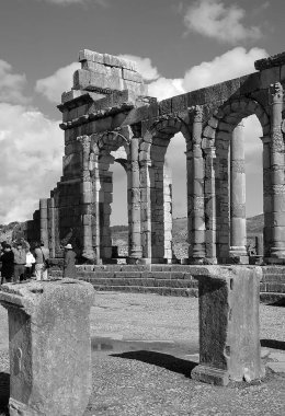 Fas 'taki Volubilis Arkeolojik Alanı siyah beyaz