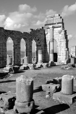 Fas 'taki Volubilis Arkeolojik Alanı siyah beyaz