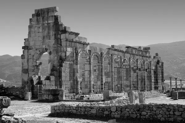 Volubilis Régészeti Lelőhelye Marokkóban Fekete Fehérben — Stock Fotó