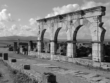 Fas 'taki Volubilis Arkeolojik Alanı siyah beyaz