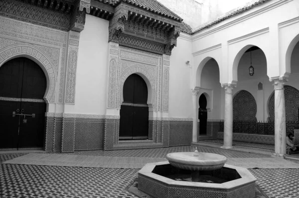 摩洛哥黑白相间的穆莱 伊德里斯二世陵墓 — 图库照片
