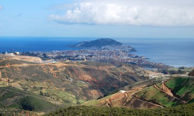Kuzey Fas 'taki Ceuta (Sebta) kentinin Akdeniz üzerindeki panoramik manzarası